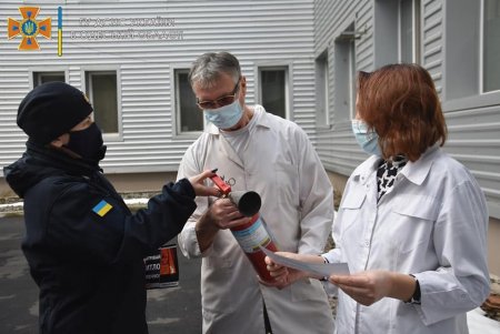 В больницах № 1 и № 10 спасатели разъяснили медикам правила пожарной безопасности и проверили исправность генераторов (фото)