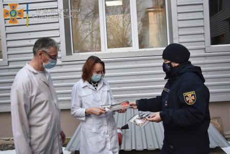 В больницах № 1 и № 10 спасатели разъяснили медикам правила пожарной безопасности и проверили исправность генераторов (фото)