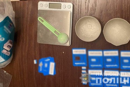 Студент, распространявший по городу наркотики, попался в руки полиции в Суворовском районе (фото)