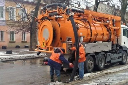 Коммунальщики проводят комплексную уборку дворов, ликвидируют стихийные свалки и моют остановки (фото)