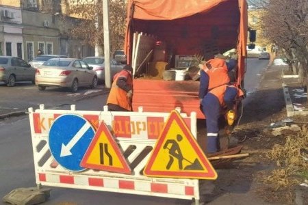 Коммунальщики проводят комплексную уборку дворов, ликвидируют стихийные свалки и моют остановки (фото)