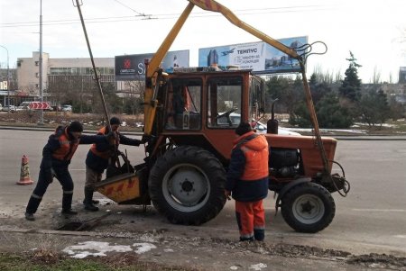 Одесские коммунальщики выполняют комплексную уборку придомовых территорий (фоторепортаж)