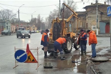 Одесские коммунальщики выполняют комплексную уборку придомовых территорий (фоторепортаж)