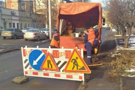 Одесские коммунальщики выполняют комплексную уборку придомовых территорий (фоторепортаж)
