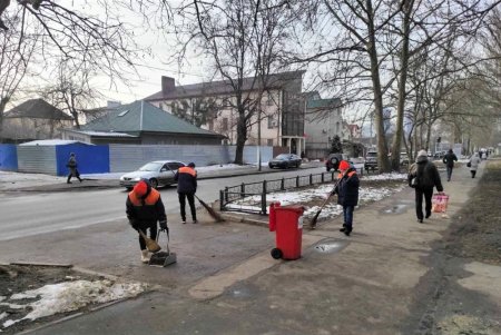 Одесские коммунальщики выполняют комплексную уборку придомовых территорий (фоторепортаж)