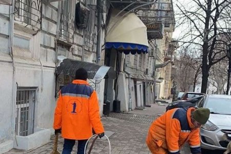 Одесские коммунальщики выполняют комплексную уборку придомовых территорий (фоторепортаж)