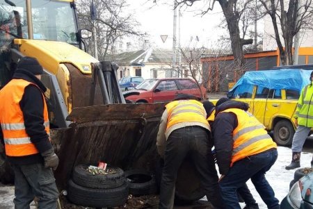 Одесские коммунальщики выполняют комплексную уборку придомовых территорий (фоторепортаж)