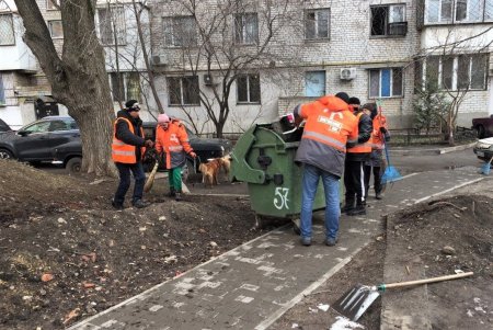 Одесские коммунальщики выполняют комплексную уборку придомовых территорий (фоторепортаж)