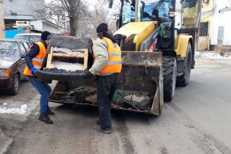 Одесские коммунальщики выполняют комплексную уборку придомовых территорий (фоторепортаж)