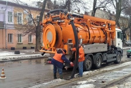 Одесские коммунальщики выполняют комплексную уборку придомовых территорий (фоторепортаж)