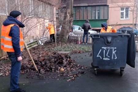 Одесские коммунальщики выполняют комплексную уборку придомовых территорий (фоторепортаж)