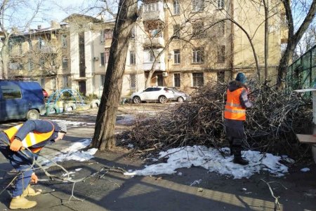 Одесские коммунальщики выполняют комплексную уборку придомовых территорий (фоторепортаж)