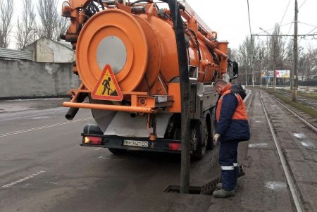 Одесские коммунальщики выполняют комплексную уборку придомовых территорий (фоторепортаж)