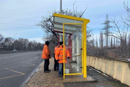 Одесские коммунальщики выполняют комплексную уборку придомовых территорий (фоторепортаж)