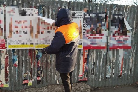 Одесские коммунальщики выполняют комплексную уборку придомовых территорий (фоторепортаж)
