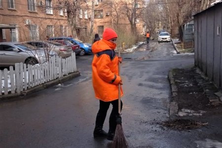 Одесские коммунальщики выполняют комплексную уборку придомовых территорий (фоторепортаж)