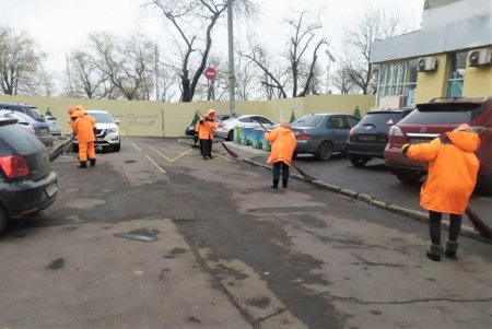 Одесские коммунальщики выполняют комплексную уборку придомовых территорий (фоторепортаж)