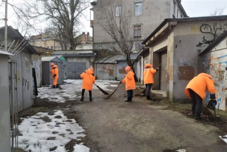 Одесские коммунальщики выполняют комплексную уборку придомовых территорий (фоторепортаж)