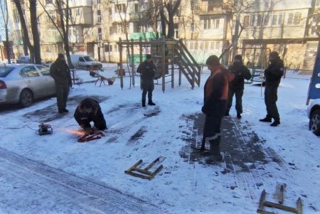 Одесские коммунальщики выполняют комплексную уборку придомовых территорий (фоторепортаж)