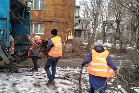 Одесские коммунальщики выполняют комплексную уборку придомовых территорий (фоторепортаж)