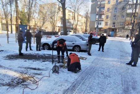 Одесские коммунальщики выполняют комплексную уборку придомовых территорий (фоторепортаж)