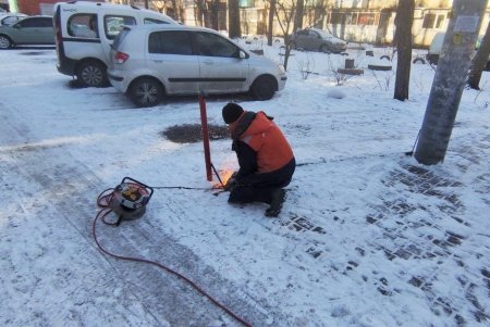 Одесские коммунальщики выполняют комплексную уборку придомовых территорий (фоторепортаж)