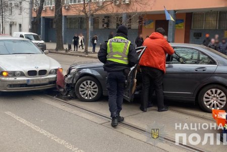 Водителю Mercedes стало плохо за рулем: движение на Преображенской перекрыто (фото, обновлено)
