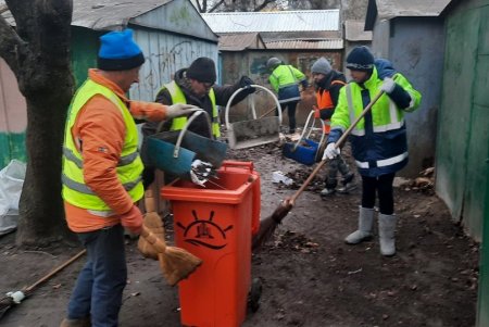 Коммунальщики провели субботник во всех района города (фото)