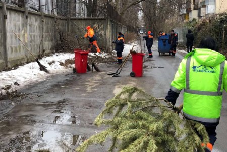 Коммунальщики провели субботник во всех района города (фото)