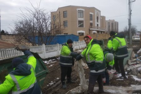 Коммунальщики провели субботник во всех района города (фото)