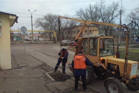 Городские коммунальные службы проводят уборку во всех районах с помощью 35 единиц спецтехники (фото)