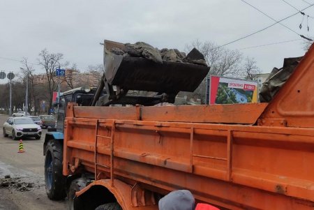 Городские коммунальные службы проводят уборку во всех районах с помощью 35 единиц спецтехники (фото)