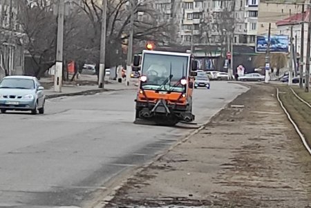 Городские коммунальные службы проводят уборку во всех районах с помощью 35 единиц спецтехники (фото)