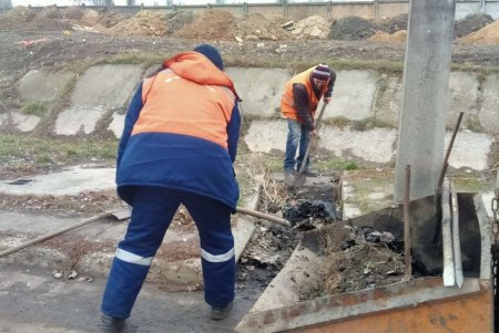 Городские коммунальные службы проводят уборку во всех районах с помощью 35 единиц спецтехники (фото)