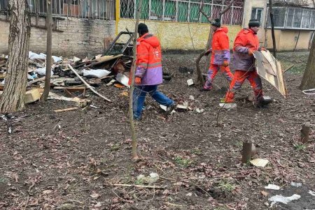 Коммунальщики расчистили квартиру на Академика Филатова, пострадавшую от пожара (фото)