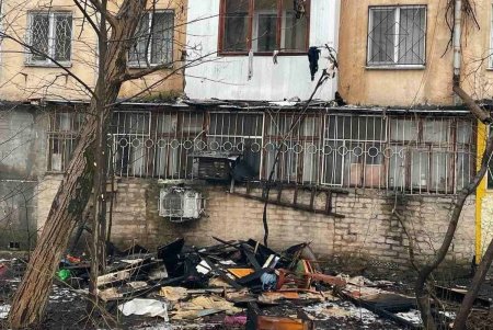 Коммунальщики расчистили квартиру на Академика Филатова, пострадавшую от пожара (фото)