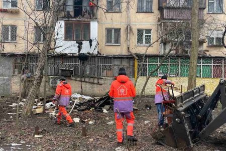 Коммунальщики расчистили квартиру на Академика Филатова, пострадавшую от пожара (фото)