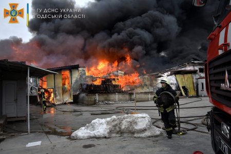 Одесские спасатели ликвидировали масштабный пожар в складском помещении (фото)