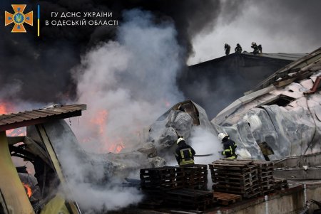 Одесские спасатели ликвидировали масштабный пожар в складском помещении (фото)