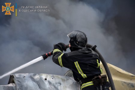 Одесские спасатели ликвидировали масштабный пожар в складском помещении (фото)
