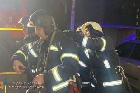 На Варненской горел швейный цех: пожарные спасли пострадавшего и эвакуировали одного человека (фото)