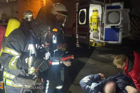 На Варненской горел швейный цех: пожарные спасли пострадавшего и эвакуировали одного человека (фото)
