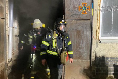 На Варненской горел швейный цех: пожарные спасли пострадавшего и эвакуировали одного человека (фото)