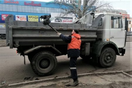 В Одессе состоялся субботник с привлечением спецтехники (фоторепортаж)