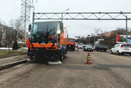 В Одессе состоялся субботник с привлечением спецтехники (фоторепортаж)