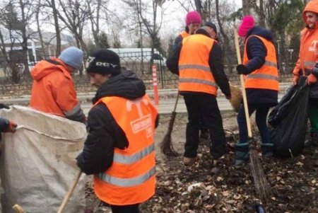 В Одессе состоялся субботник с привлечением спецтехники (фоторепортаж)