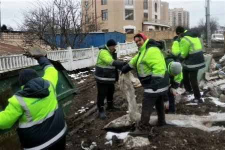 В Одессе состоялся субботник с привлечением спецтехники (фоторепортаж)