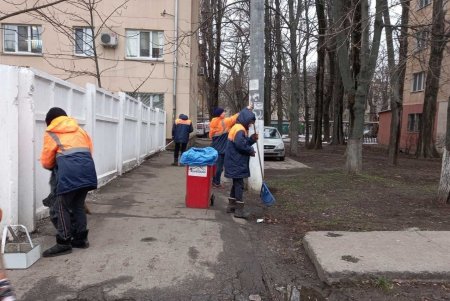 В Одессе состоялся субботник с привлечением спецтехники (фоторепортаж)