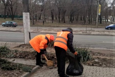 В Одессе состоялся субботник с привлечением спецтехники (фоторепортаж)
