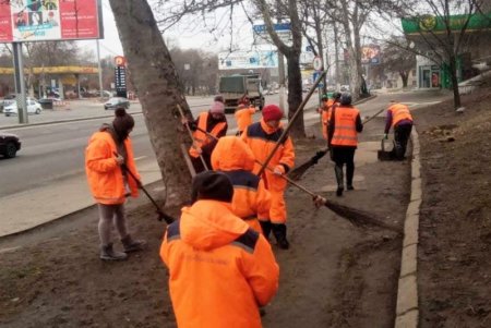 В Одессе состоялся субботник с привлечением спецтехники (фоторепортаж)